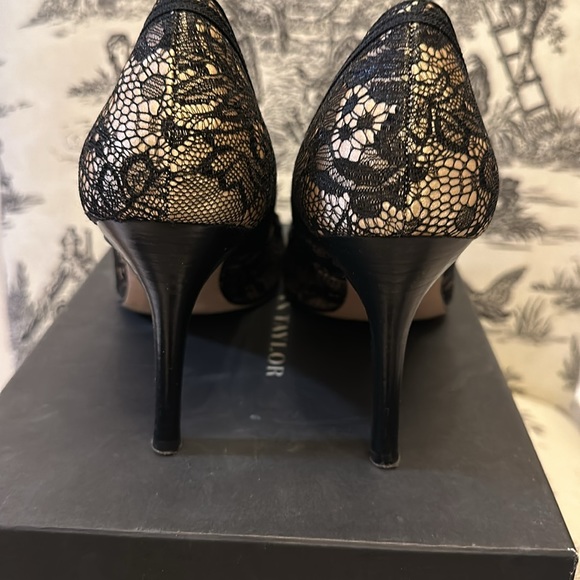Ann Taylor Abbey Black Lace Pump, sz 8.5, champagne satin under black lace - Picture 4 of 7
